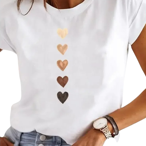 Tricou alb cu mânecă scurtă pentru femei. Tricou din bumbac cu inimioare în diferite nuanțe de piele. Top casual cu un mesaj de egalitate și unitate.