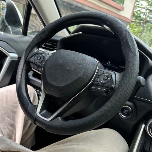 Ultratenký potah na volant 36 až 38 cm z perforovanej kože Kulatý tvar O Prodyšný a protiskluzový potah do auta