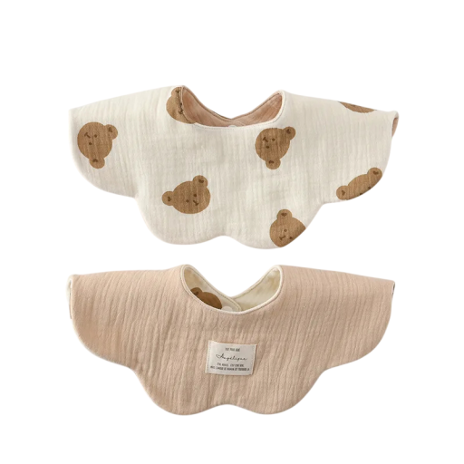 Vendbar børnesmæk med bølget kant Cremefarvet side med store bjørnehoveder Beige ensfarvet side Blødt design