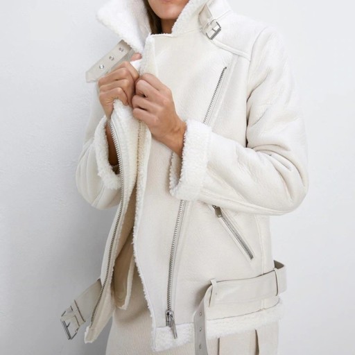 Veste en cuir pour femme isolée