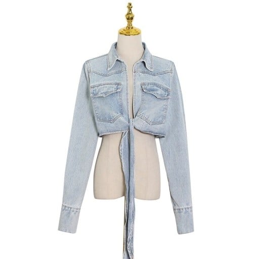 Veste en jean courte pour femme à nouer Col chemise Deux poches poitrine à rabat Manches longues Bleu clair Polyester et coton