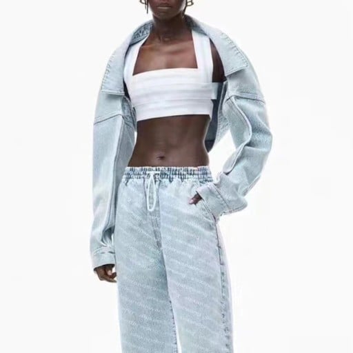 Veste en jean oversize pour femmes en bleu clair Col large et distinctif Épaules tombantes Manches longues avec poignet à bouton