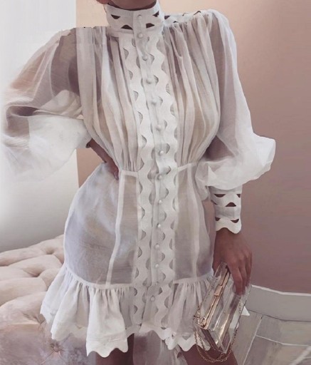 Vestido branco com perfurações