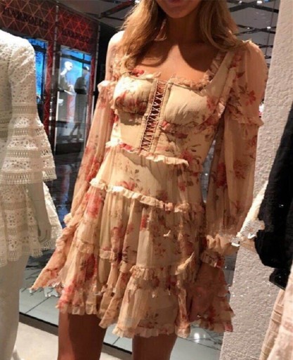 Vestido com Folhos e Flores