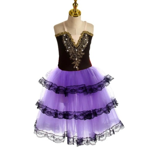 Vestido de balé feminino com saia de renda em camadas, bordado dourado no corpete e alças finas, traje característico para balé clássico