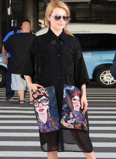 Vestido de camisa preto para mulher de corte solto com mangas curtas Impressão colorida de retratos femininos Aplicações em renda Algodão e poliéster