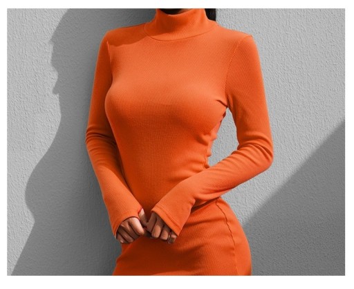 Vestido de malha com gola alta