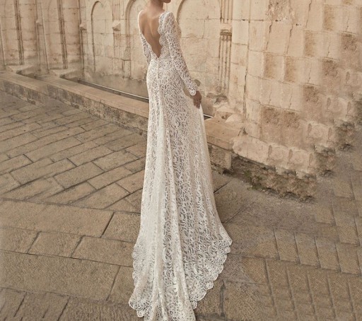 Vestido de renda com cauda