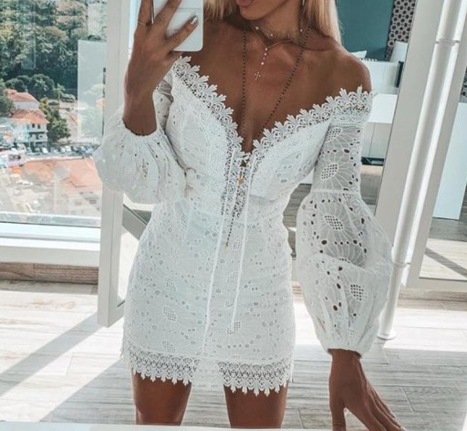 Vestido de renda com ombros à mostra