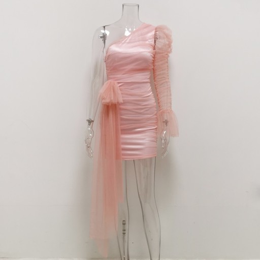 Vestido de tul con una manga