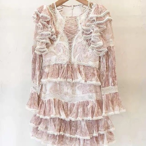 Vestido de volantes com atilhos