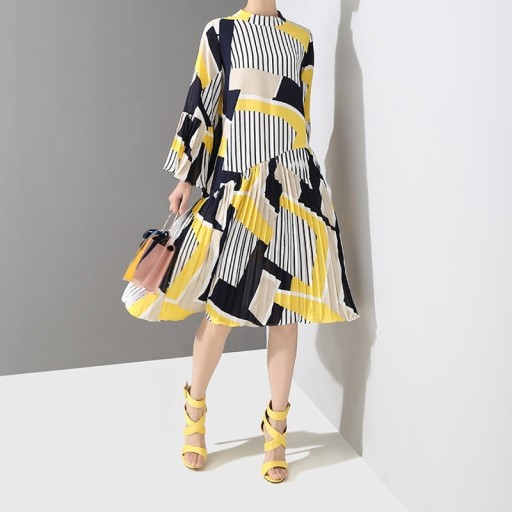 Vestido feminino com estampa abstrata