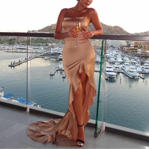 Vestido feminino com fenda alta