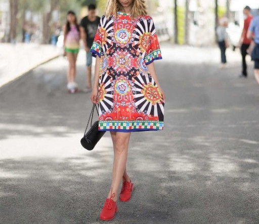 Vestido feminino com padrão colorido