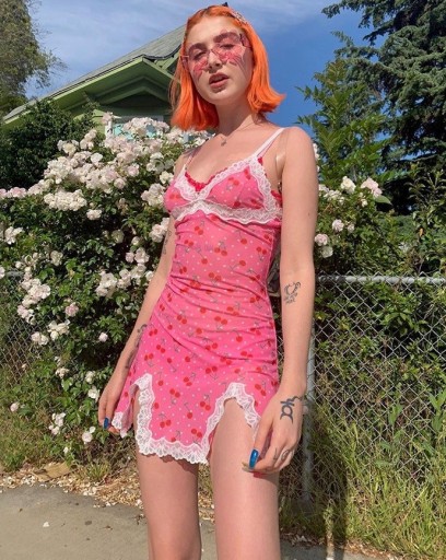 Vestido mini de verão com cerejas