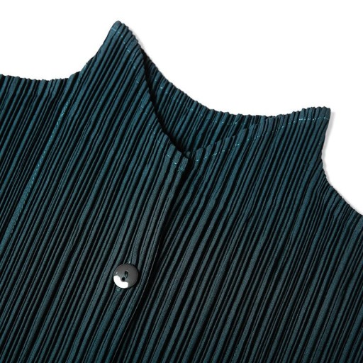 Vestido plissado com mangas longas