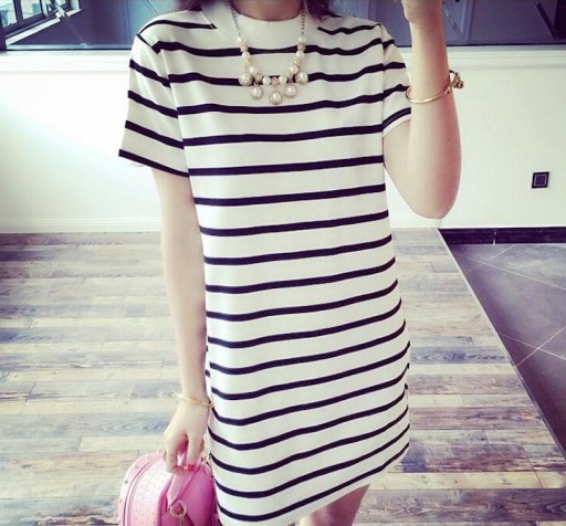 Vestido riscado preto e branco