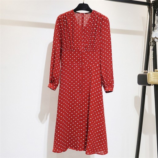 Vestido rojo de mujer con lunares
