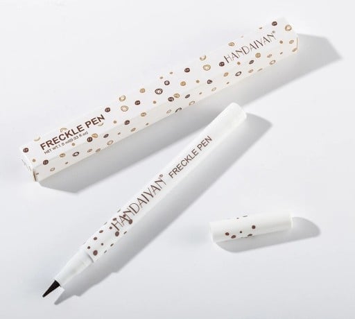 Vodoodolná tekutá ceruzka na pehy 1 ml 13,6 x 1,3 cm v 4 farebných odtieňoch pre prirodzený vzhľad umelých peh na tvári