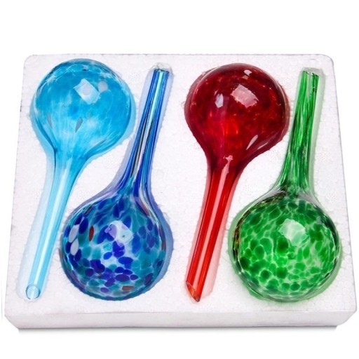 Wasserspender aus Glas für einen Blumentopf