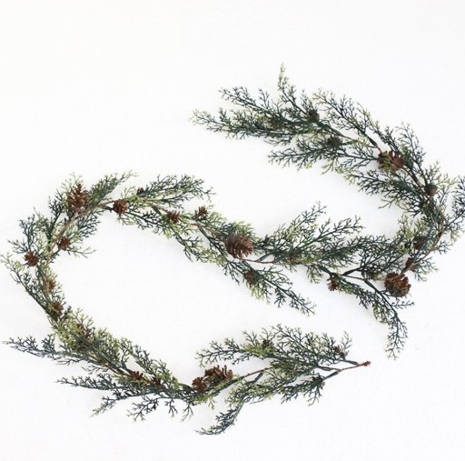 Weihnachtsgirlande mit künstlichen Nadeln
