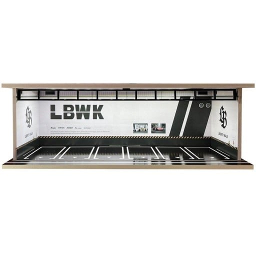 Wystawowa diorama garaż 30 x 13,5 x 10 cm Skala 1:64 LBWK hala serwisowa Rolowane drzwi Czarno-żółty pas bezpieczeństwa PVC ABS model