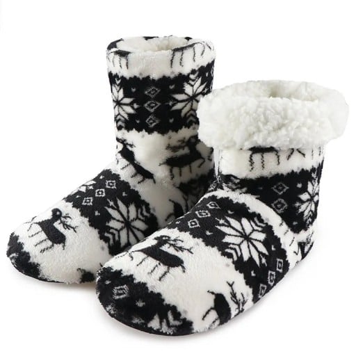 Zapatillas altas y cálidas de mujer con pelo blanco. Zapatillas de casa con motivo navideño de renos y copos de nieve. Zapatos suaves