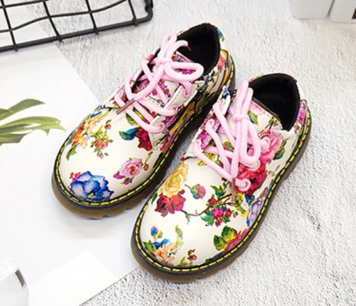 Zapatos bajos de niña con flores