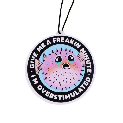 Závěsný osvěžovač vzduchu do auta ryba nápis give me a freakin minute I’m overstimulated voňavý přívěsek 7 × 7 cm dekorace