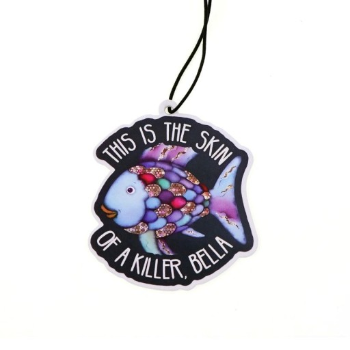 Závěsný osvěžovač vzduchu do auta s motivem ryby a textem voňavý přívěsek aromaterapie 7 × 6,4 cm barevný doplněk interiéru