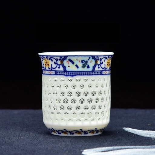 Zdobiony porcelanowy kubek