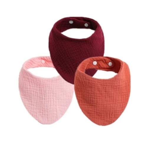 Zestaw 3 sztuk śliniaków dla dzieci w odcieniach czerwieni Rozmiar jednej sztuki 40 x 15 cm Regulacja obwodu za pomocą napów Kształt chusty zakrywający klatkę piersiową