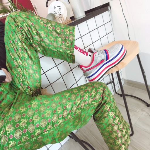 Zielone spodnie damskie ze wzorem