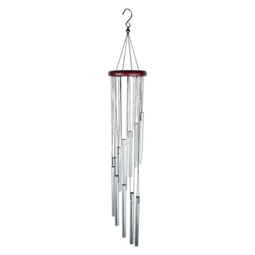 Zilveren hangende bel met aluminium buizen en rood hout ter decoratie in het appartement, op het terras en in de tuin