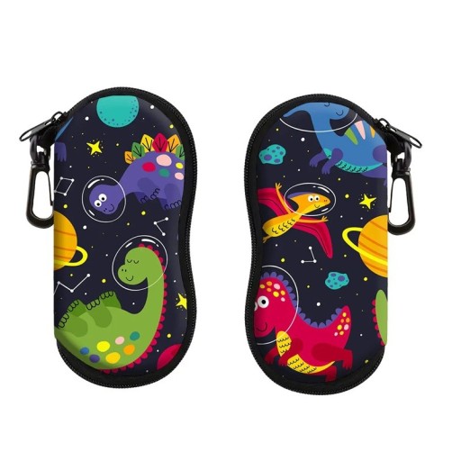 Zwarte brillenkoker 17,9 x 8,5 cm met een dinosaurus in de ruimte motief Ritssluiting Karabijnhaak om aan een tas of rugzak te hangen