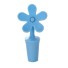 Capacul sticlei în formă de floare albastru
