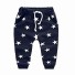 Chłopięce spodnie dresowe w gwiazdki J2537 niebieski