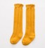Ciorapii colorati ai fetelor galben închis