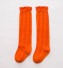 Ciorapii colorati ai fetelor portocale