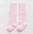 Ciorapii colorati ai fetelor roz deschis