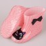 Cizmele fetei cu o panglică roz deschis