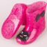 Cizmele fetei cu o panglică roz închis