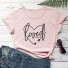 Damen-T-Shirt mit dem Aufdruck „Loved“. 11