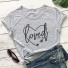 Damen-T-Shirt mit dem Aufdruck „Loved“. 13