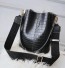 Dámska kabelka s hadím vzorom M676 čierna