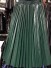 Dámska skladaná sukňa z umelej kože zelená