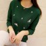 Damski sweter z kwiatami zielony