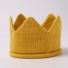 Dětská čepice ve tvaru korunky žlutá