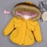 Dívčí zimní kabát L1905 tmavě žlutá