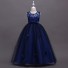 Długa sukienka dziewczęca w kwiaty i wstążkę J2901 ciemnoniebieski